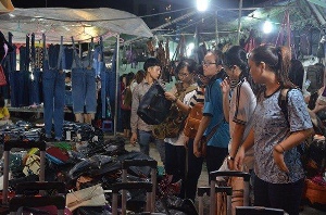 Mua sắm tại chợ đêm làng đại học