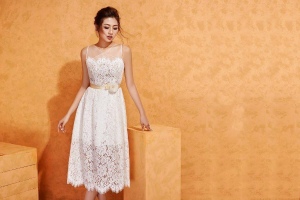 Váy trắng tinh khôi cũng là lựa chọn ưa thích của Tú Anh.