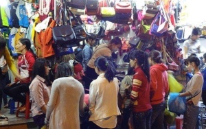 Mua sắm tại các shop của chợ Bắc Ninh