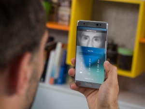 Ra mắt Galaxy S8 là cách tốt nhất để chuyển hướng chú ý của khách hàng. Khi đó Note 7 sẽ trở thành cái bóng phía sau. Nhanh chóng bị lãng quên mà người ta không chú ý đến nó nữa.